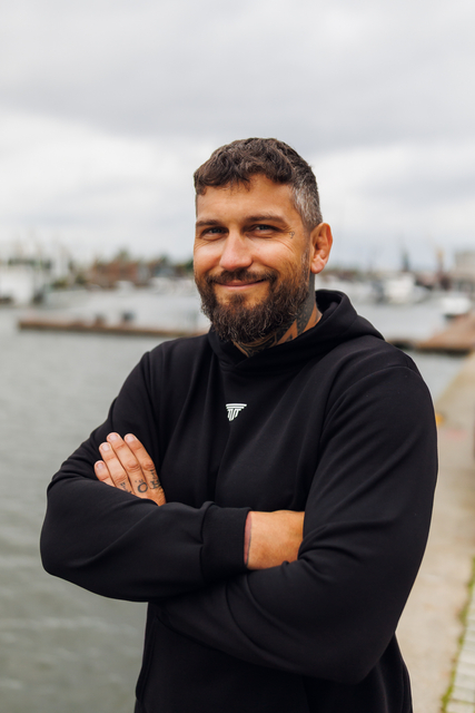 Bluza dresowa męska Hellas Wear – klasyczna czarna, elastyczny materiał